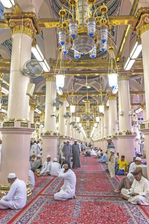 MEDINA-MAR 8 : Interior of Masjid Nabawi March 8, 2015 in Medina, Saudi Arabia. Nabawi Mosque is the second holiest mosque in Islam and here is Prophet Muhammad is laid to restのeditorial素材