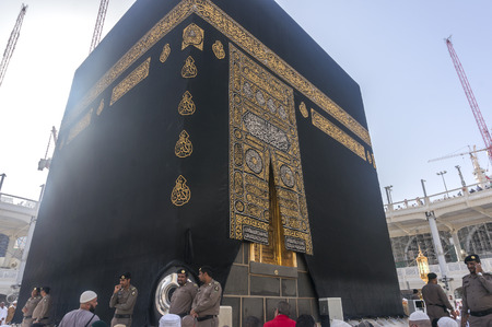 MAKKAH - MAR 14 : A close up view of kaaba door and the kiswah (cloth that covers the kaaba) at Masjidil Haram on March 14, 2015 in Makkah, Saudi Arabia. The door is made of pure gold.のeditorial素材