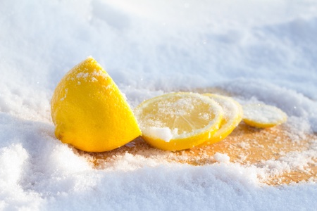 the sliced cooled lemon among ice .の写真素材