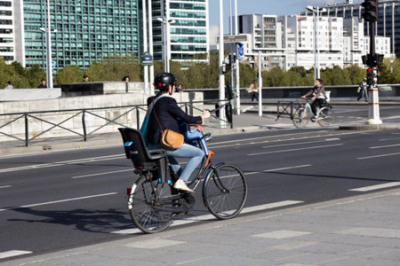 Paris, France - September 22, 2017: Mom on bike with Bicycle child seatのeditorial素材