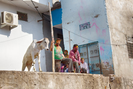 India, new Delhi - March 2, 2018: Indian family during Holi near the houseのeditorial素材