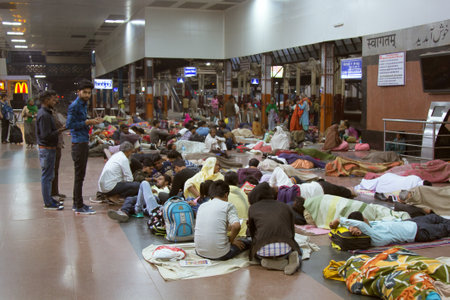India, new Delhi - March 19, 2018: Railway passengers sleep right on the floor in the hallのeditorial素材