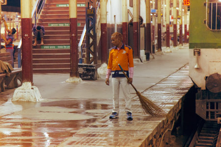 India, new Delhi - March 19, 2018: A sweeper at the Central station in uniformのeditorial素材