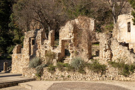 Ruins of an old house in Cotignac, a French village in the Var department of the Provence-Alpes-CÃ´te d'Azur region. It is famous for its troglodyte dwellings that are carved into tufa cliffs covered with large stalactites, and its two feudal towers from 1033.の写真素材