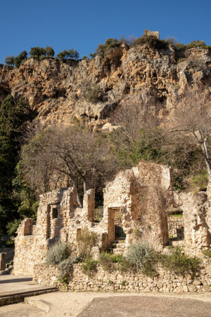 Ruins of an old house in Cotignac, a French village in the Var department of the Provence-Alpes-CÃ´te d'Azur region. It is famous for its troglodyte dwellings that are carved into tufa cliffs covered with large stalactites, and its two feudal towers from 1033.の写真素材