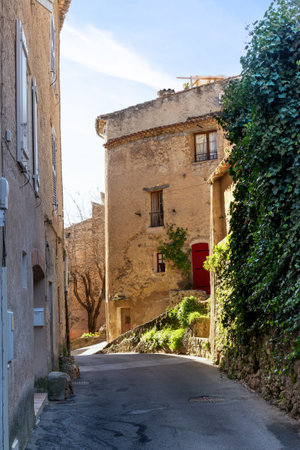 View of a street in Cotignac, a French village in the Var department of the Provence-Alpes-CÃ´te d'Azur region. It is famous for its troglodyte dwellings that are carved into tufa cliffs covered with large stalactites, and its two feudal towers from 1033.のeditorial素材