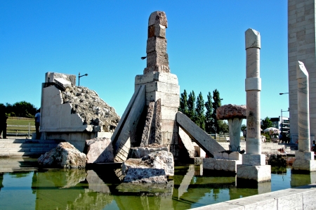 This monument to the Revolution of 25 April 1974, was created in 1997 by artist JoÃ£o Cutileiro The day of freedom O Dia da Liberdade is a legal holiday in Portugal, the 25 April at the so-called Carnation Revolution RevoluÃ§Ã£o dosのeditorial素材