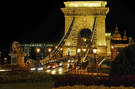  The Budapest Chain Bridge is at first sight very impressive  Not only the four lion statues, which date back to 1885 and the market participants look towards the ends of the bridge, are impressive のeditorial素材
