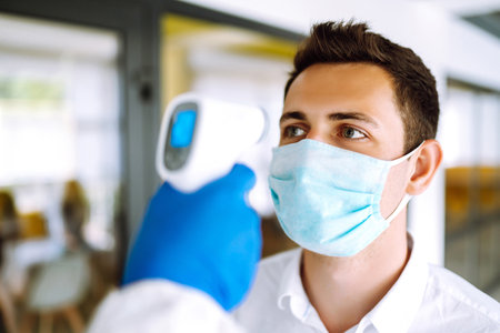 checking the temperature of office workers during   pandemic.の写真素材