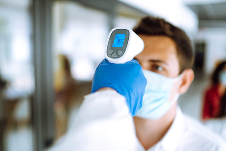 checking the temperature of office workers during   pandemic.の写真素材