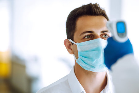 checking the temperature of office workers during   pandemic.の写真素材