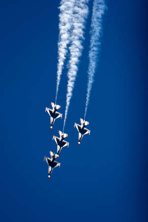 F-16 Thunderbird jets flying in formation