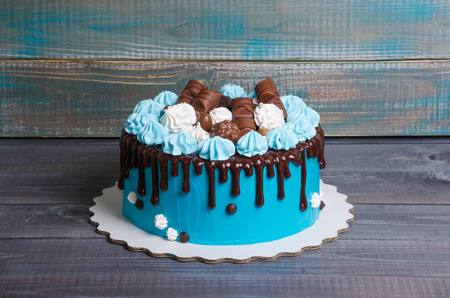 chocolate color drip cream cheese cake with merengues