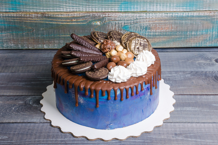 chocolate color drip cream cheese cake with cookiesの写真素材