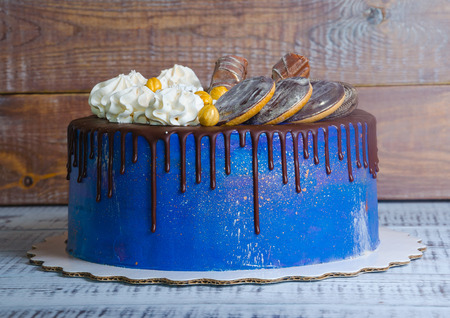 chocolate color drip cream cheese cake with cookies)