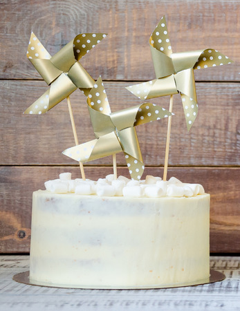 a cream cheese cake with paper decorationの写真素材