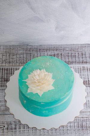 pastel green cream cheese cake with chocolate flowerの写真素材
