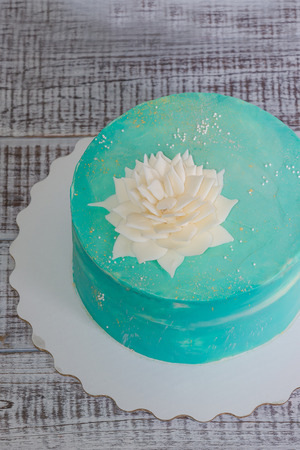 pastel green cream cheese cake with chocolate flowerの写真素材