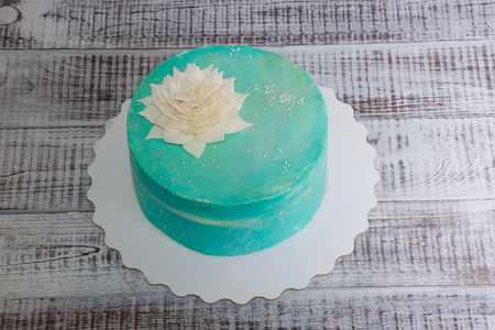 pastel green cream cheese cake with chocolate flowerの写真素材