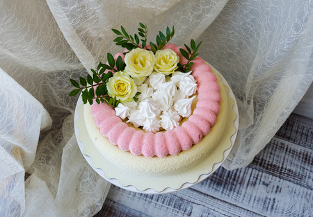 pink chocolate velvet cake with beautiful rosesの写真素材