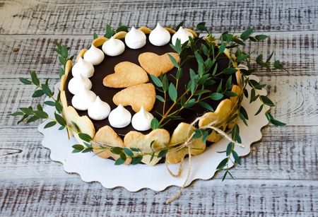 Cheesecake with gingerbread cookies on wood with greenery decorationの写真素材