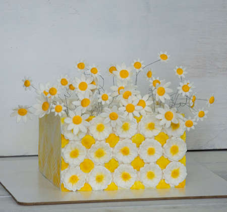 Square fondant cake with daisiesの写真素材