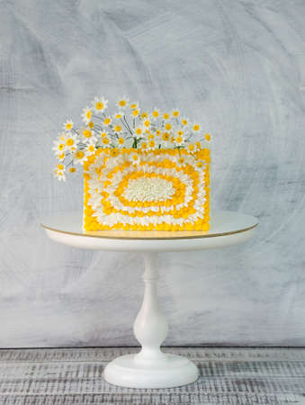 Square fondant cake with gentle daisiesの写真素材