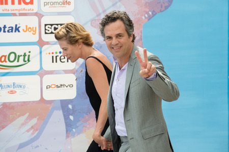 GIFFONI VALLE PIANA (SA) - JULY 18: Actor Mark Ruffalo and wife Sunrise Coigney poses at photocall during the 45th Giffoni Film Festival at Cittadella del Cinema, July 18, 2015 in Salerno, Italy.のeditorial素材