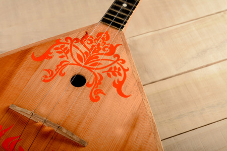 Photo Russian musical instrument balalaika on a wooden tableの写真素材