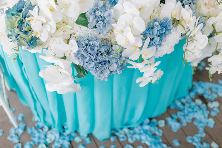 Closeup shot of the wedding decoration elements  in the eveningの写真素材