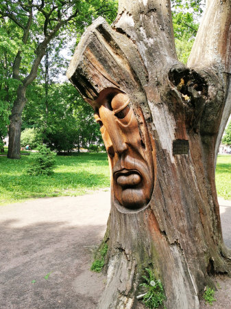 Russia. Vyborg - June 16, 2020: sculptural composition of the Holy Family in the park named after Lenin. Park esplanadeのeditorial素材