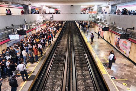 People wait for metro in station of Mexico Cityのeditorial素材