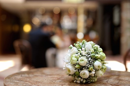 White wedding flowers laying on a tableの写真素材