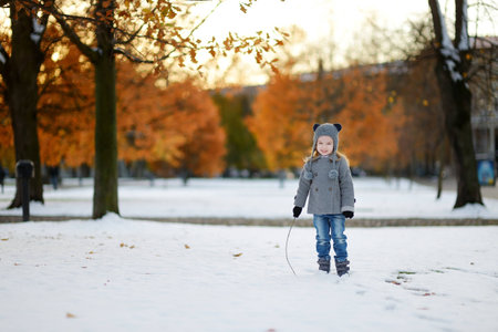 Little girl having fun on winter day in cityの写真素材