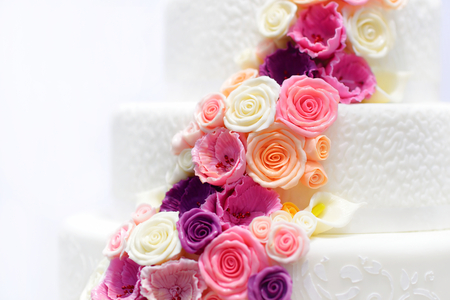 Detail of a white wedding cake decorated with pink sugar flowersの写真素材