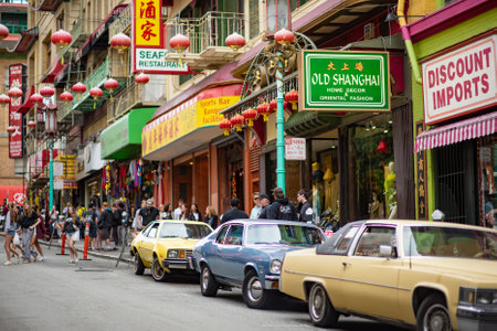 SAN FRANCISCO, USA - APRIL 2016: Everyday busy life in Chinatown of San Francisco, California, USA.のeditorial素材