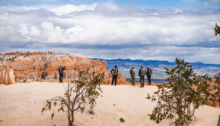 BRYCE CANYON, UTAH, USA - APRIL 2016: Group of hikers admiring a view of red sandstone hoodoos in Bryce Canyon National Park in Utah, USAのeditorial素材