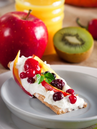 Crispbread with fresh fruits の写真素材