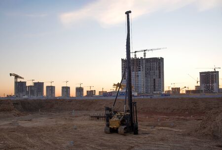 Vibrating hydraulic hammer. Hydraulically driven free-fall hammer for impact driving of steel pipes,...