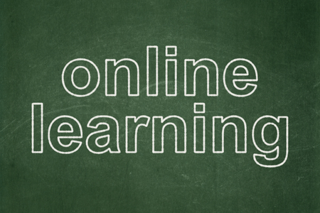 Education concept: text Online Learning on Green chalkboard backgroundの写真素材