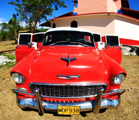 HAVANA - JAN 30: Classic car on January 30, 2009 in Havana. Cubans, unable to buy newer models, keep thousands of them running despite the fact that parts have not been produced for decadesのeditorial素材
