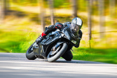 Dynamic and realistic motorbike racing