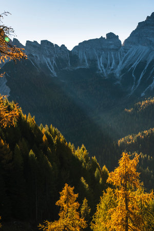 Panoramic view during an autumn trekking in the Dolomites, Italyの素材 [FY310212589162]