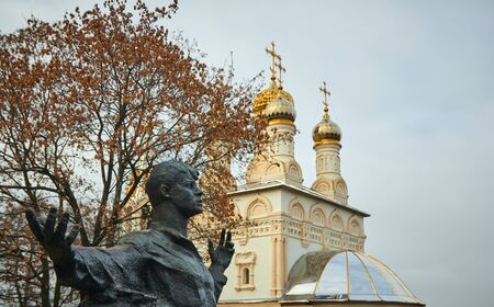 Ryazan, Russia - November 05, 2017: Monument to Sergei Yesenin on the background of the Churchのeditorial素材