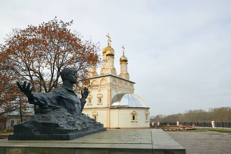 Ryazan, Russia - November 05, 2017: Monument to Sergei Yesenin on the background of the Churchのeditorial素材