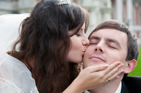 Wedding couple kissing. Outdoor portrait in the parkの写真素材
