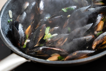 mussels on the panの写真素材