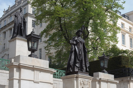 London, UK - May 4, 2023: Bronze statue of queen Elizabeth, London, England.のeditorial素材