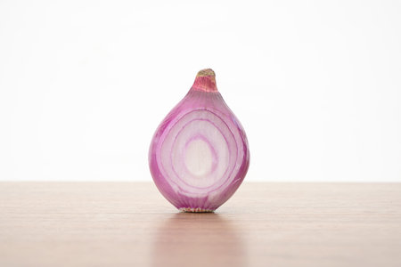 Haft Onion on wooden desk, Close upの写真素材