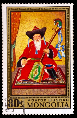 MONGOLIA - CIRCA 1972: A stamp printed by MONGOLIA , old man in the Mongolian national dress playing a stringed instrument violin - morin Huur, circa 1972のeditorial素材